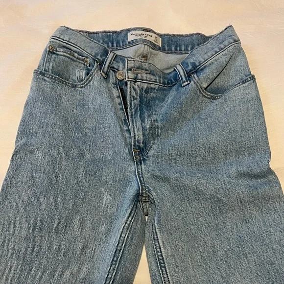 Abercrombie The 90’s Straight Ultra High Rise - Picture 2 of 3